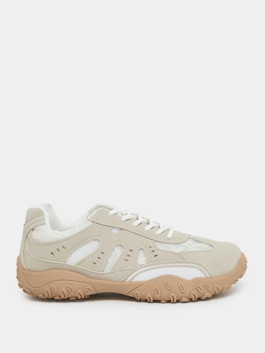 کفش ورزشی زنانه استایلی با طرح توری و زیره میخ دار