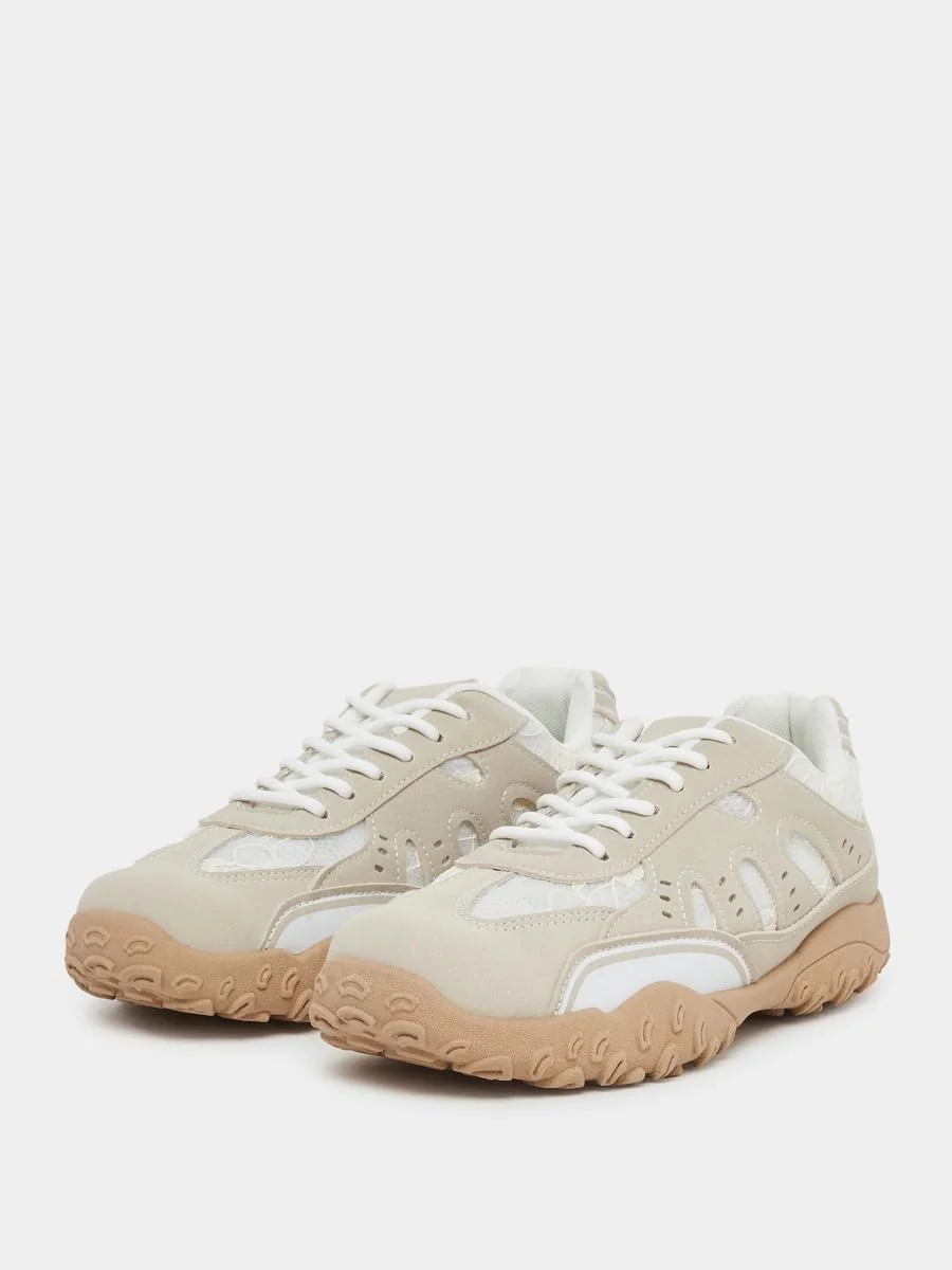 کفش ورزشی زنانه استایلی با طرح توری و زیره میخ دار