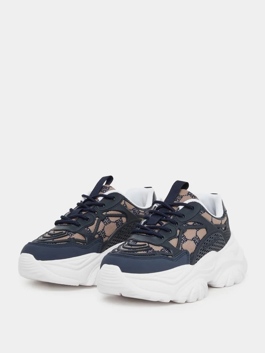 کفش ورزشی زنانه استایلی با گلدوزی و بند دار و زیره ضخیم