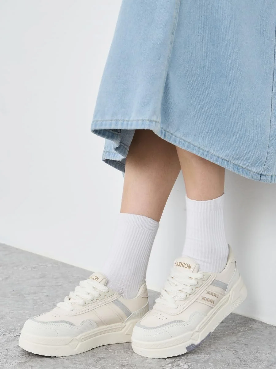 کفش کتانی زنانه استایلی با زیره ضخیم و بند دار کفش کتانی زنانه استایلی با زیره ضخیم و بند دار