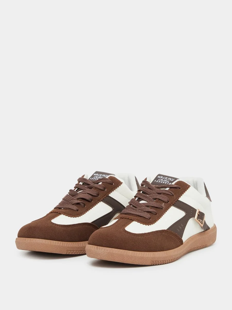 کفش ورزشی زنانه استایلی با طرح رنگی و جزئیات سگک و بند