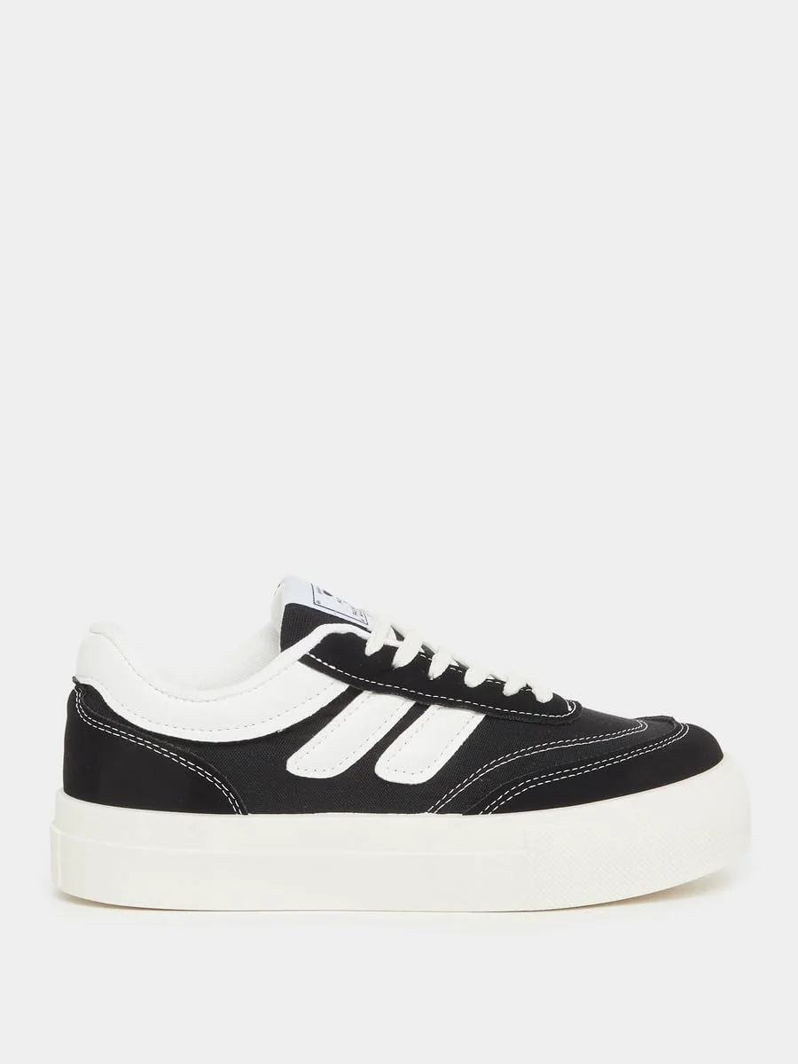 کفش ورزشی زنانه استایلی با طرح پنل، بند و جزئیات دوخت