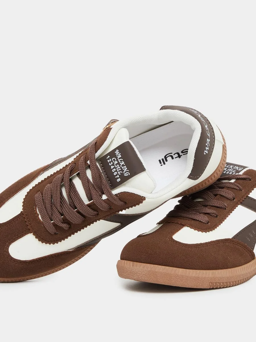 کفش ورزشی زنانه استایلی با طرح رنگی و جزئیات سگک و بند