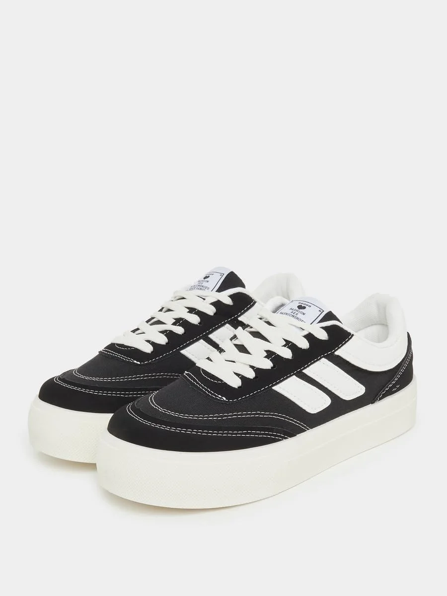 کفش ورزشی زنانه استایلی با طرح پنل، بند و جزئیات دوخت