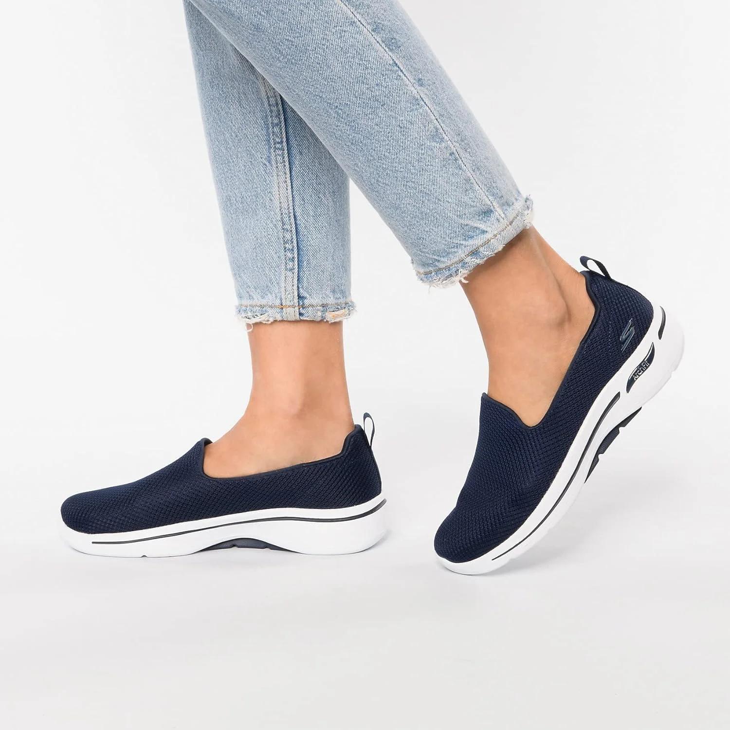 کفش پیاده روی زنانه اسکیچرز مدل GOwalk Arch Fit