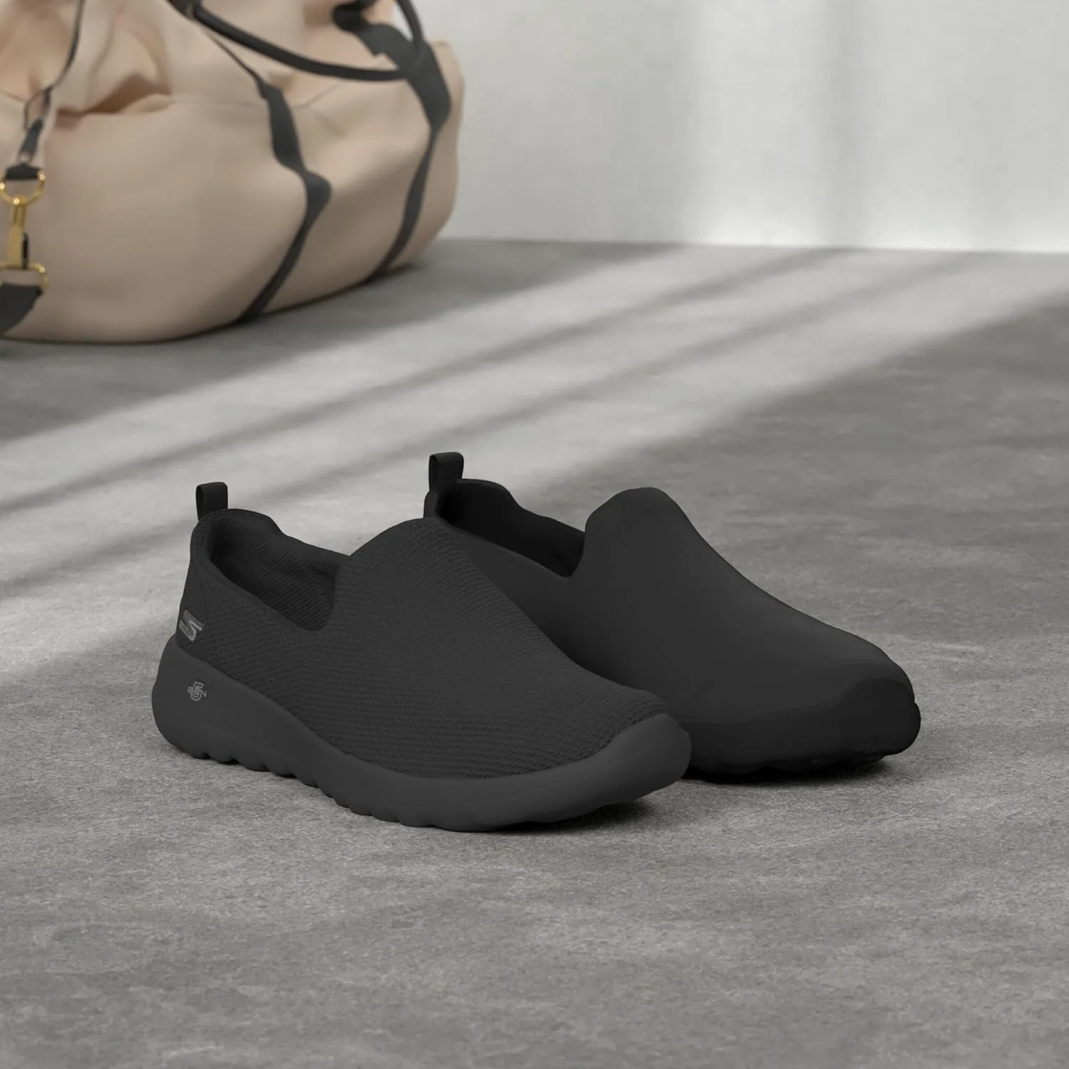 کفش پیاده روی زنانه اسکیچرز گو واک جوی - روز فوق العاده