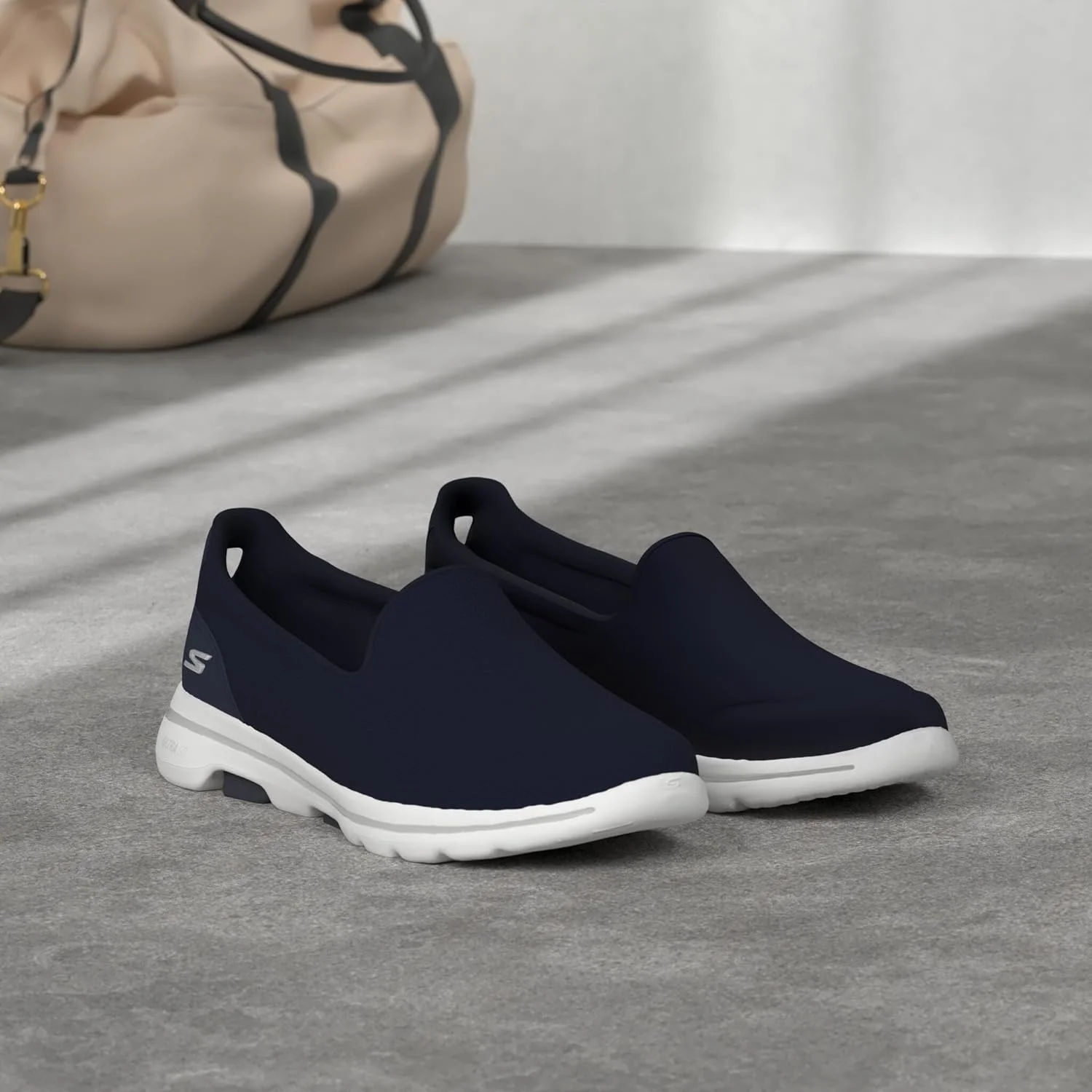 کفش پیاده روی زنانه اسکیچرز مدل Go Walk 5 Polished