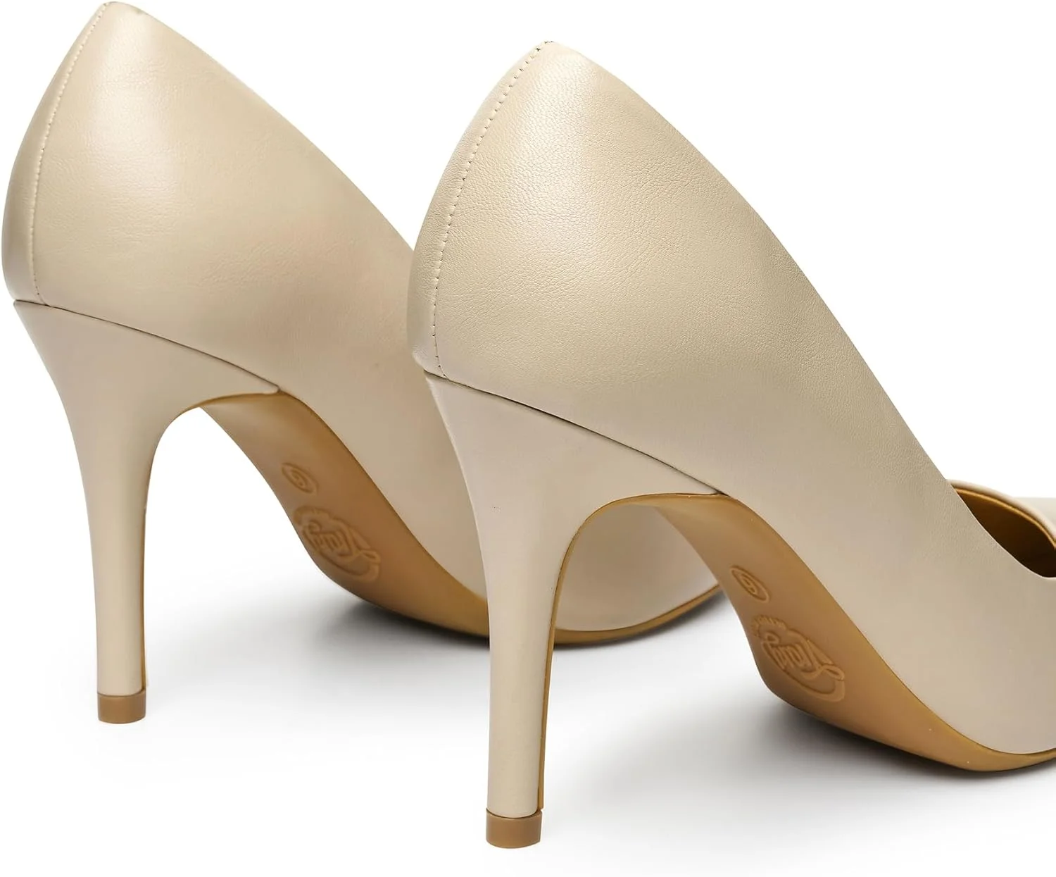 کفش پاشنه بلند زنانه Trary، طراحی شده برای هماهنگی با کمد لباس شما، زیبا و راحت برای استفاده در تمام طول روز. درباره این کفش ها: جنس: رویه: جیر / چرم مصنوعی کفی: چرم زیره: سنتز ویژگی: نوک تیز پاشنه بلند، حدود 3.5 اینچ. از کفش های مد روز Trary لذت ببرید! توجه: اگر مشکلی در مورد کفش ها دارید، با ما تماس بگیرید. ما همیشه در خدمت شما هستیم.