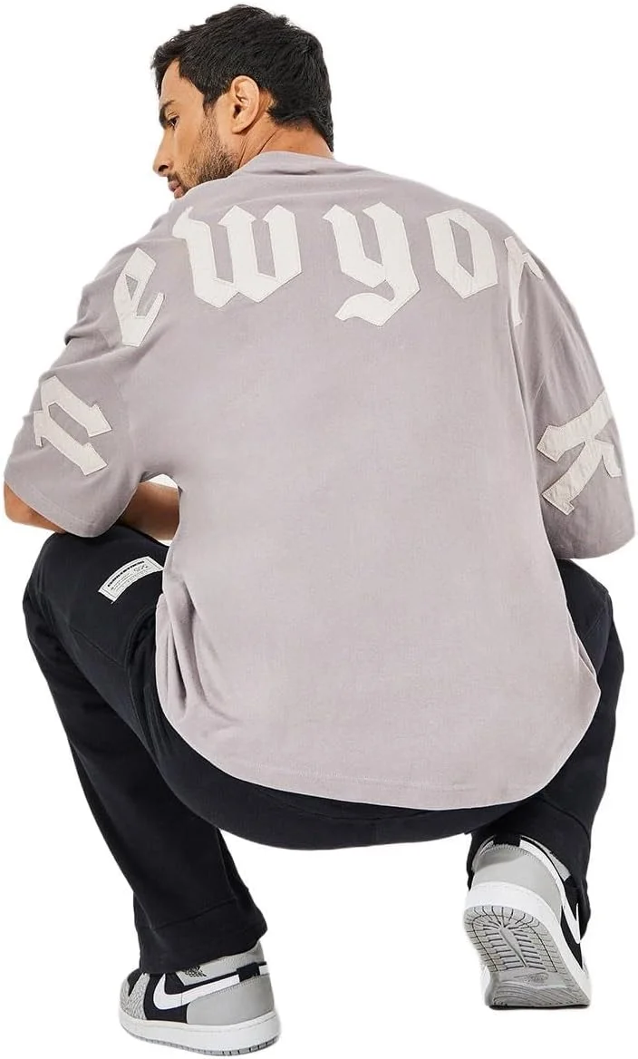 تی شرت نخی مردانه استایلی مدل 7008342014 با طرح چاپی در پشت