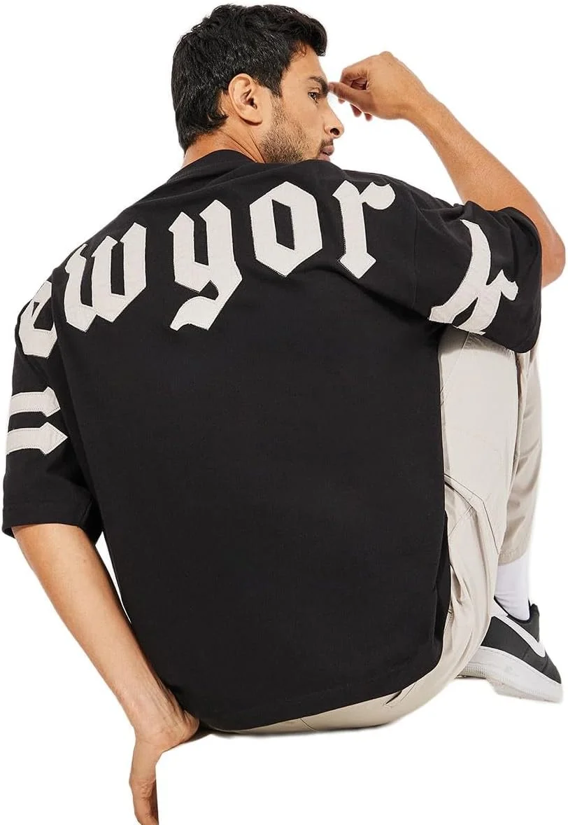 تی شرت نخی مردانه استایلی مدل 7008342001 با جزئیات اپلیکه در پشت