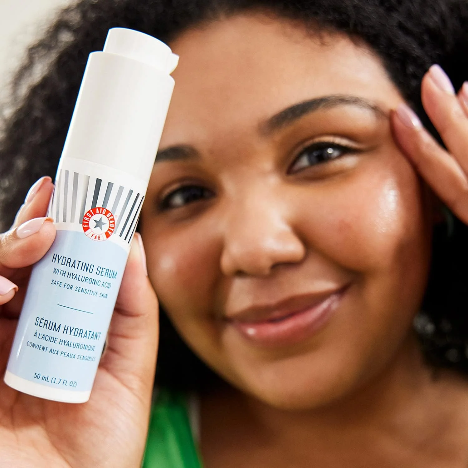 سرم آبرسان فرست اید بیوتی حاوی هیالورونیک اسید، تامین کننده 24 ساعته رطوبت، فرمول سبک با اسکوالان و کلوئیدال اوتمیل، مناسب برای پوست حساس، 50 میلی لیتر