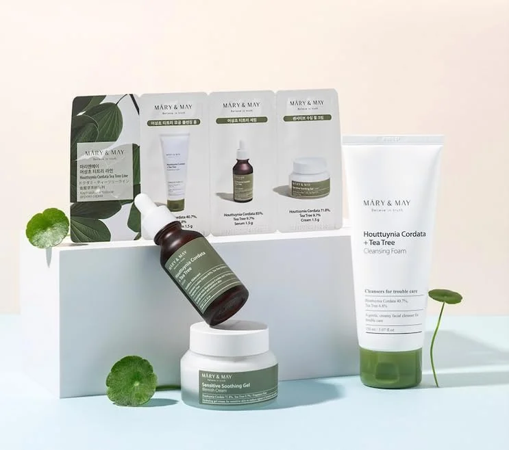 مجموعه مراقبت از پوست کره‌ای مری اند می - Houttuynia Cordata + Tea Tree - 2 بسته نمونه (2 x 4.5 گرم) شامل سرم صورت، کرم صورت و فوم پاک کننده