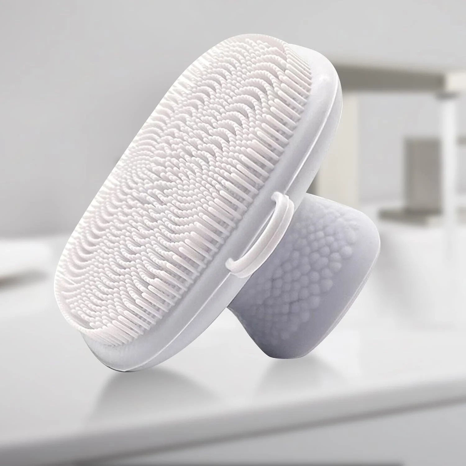 فیس اسکرابر سیلیکونی سفید برای پاکسازی عمیق – برس نرم صورت برای لایه برداری و ماساژ، طراحی مربعی