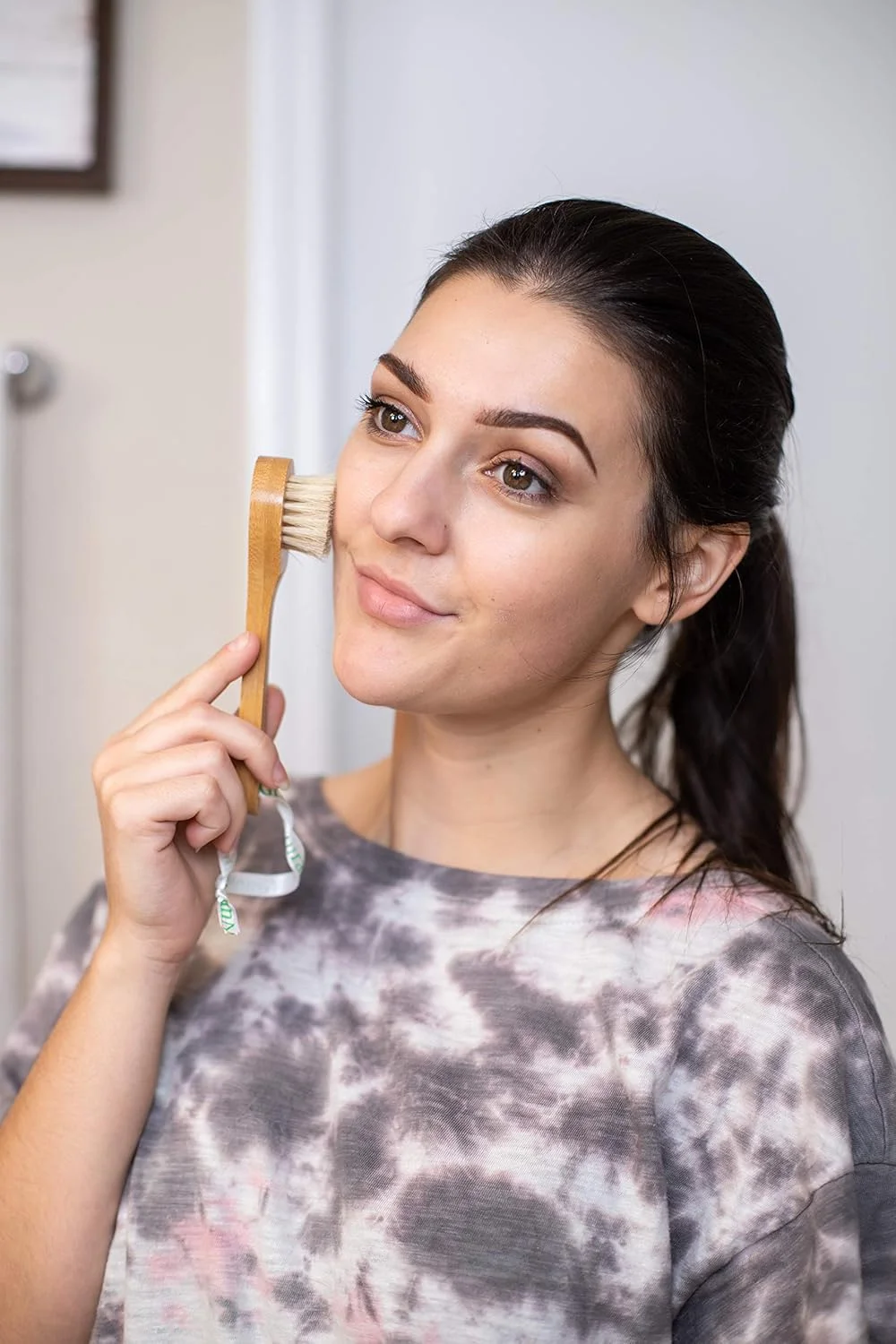 برس دستی صورت GranNaturals - برس خشک با موهای طبیعی برای لایه برداری - ترویج تخلیه لنفاوی، پاکسازی عمیق، پاکسازی ملایم منافذ برای پوست درخشان و نرم - دسته چوبی