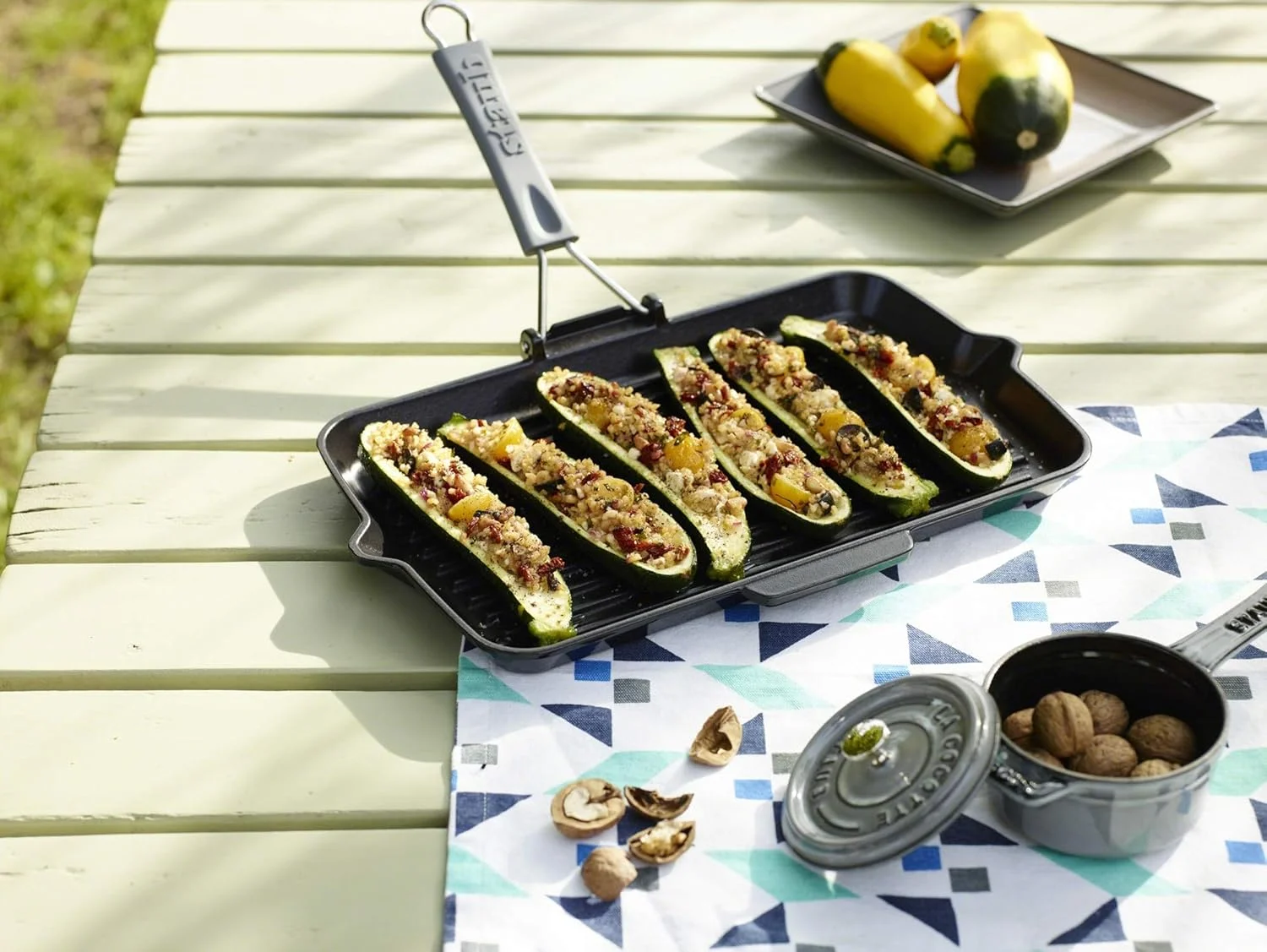 تابه گریل مستطیلی استاب 34x21 سانتی متر با دسته سیلیکونی. جنس چدن. داخل با روکش لعابی مشکی مات. دارای خطوط گریل برجسته. مناسب برای انواع اجاق گازها، از جمله القایی. قابل استفاده در فر. ساخت فرانسه.