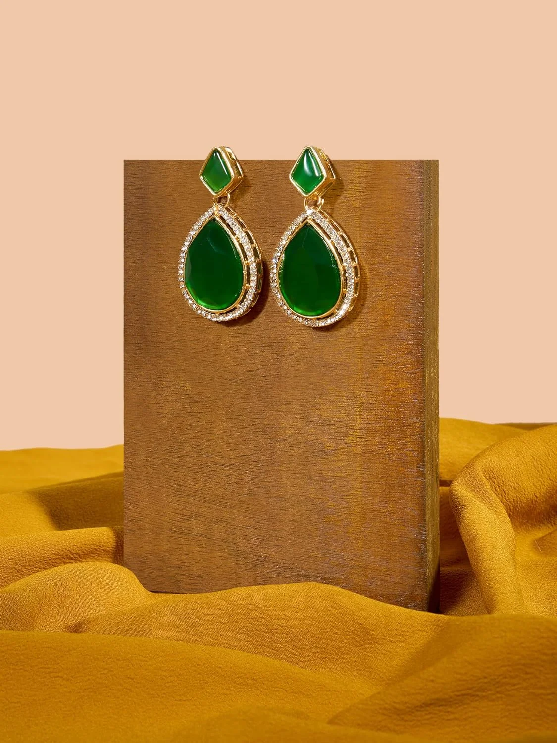 گوشواره آویز نگین دار زنانه با سنگ سبز و الماس اتریشی - ZPFK18073 گوشواره آویز نگین دار زنانه با سنگ سبز و الماس اتریشی - ZPFK18073