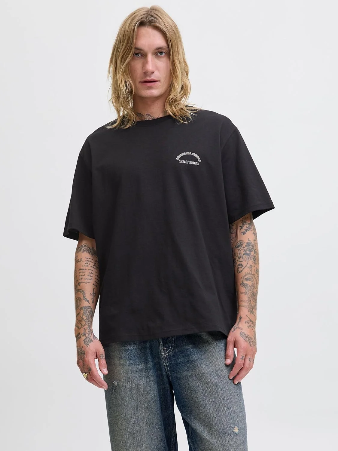 تی‌شرت مردانه جک اند جونز مدل Jormeadows با طرح گرافیکی در پشت و یقه گرد (تک عددی)