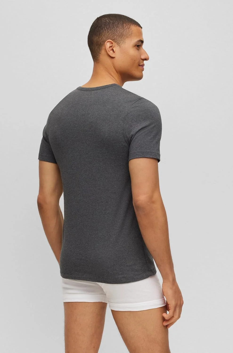 تی شرت مردانه BOSS مدل یقه گرد، بسته 3 عددی، جنس پنبه ای تی شرت مردانه BOSS مدل یقه گرد، بسته 3 عددی، جنس پنبه ای