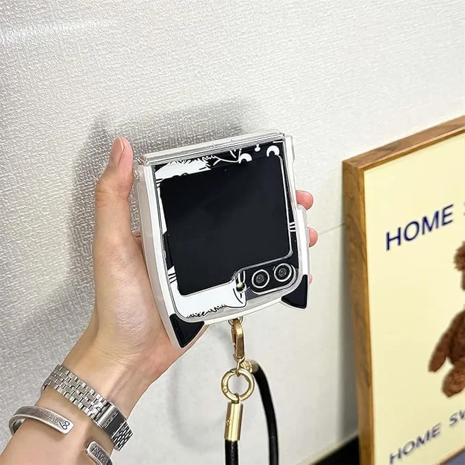 قاب گوشی تاشو تزویق با دستبند، طرح کارتونی گربه سیاه بامزه و نفیس، سازگار با سامسونگ گلکسی زد فلیپ 7، محافظت از لولا، TPU نرم ضد ضربه، کاور گوشی تاشو برای زنان و دختران