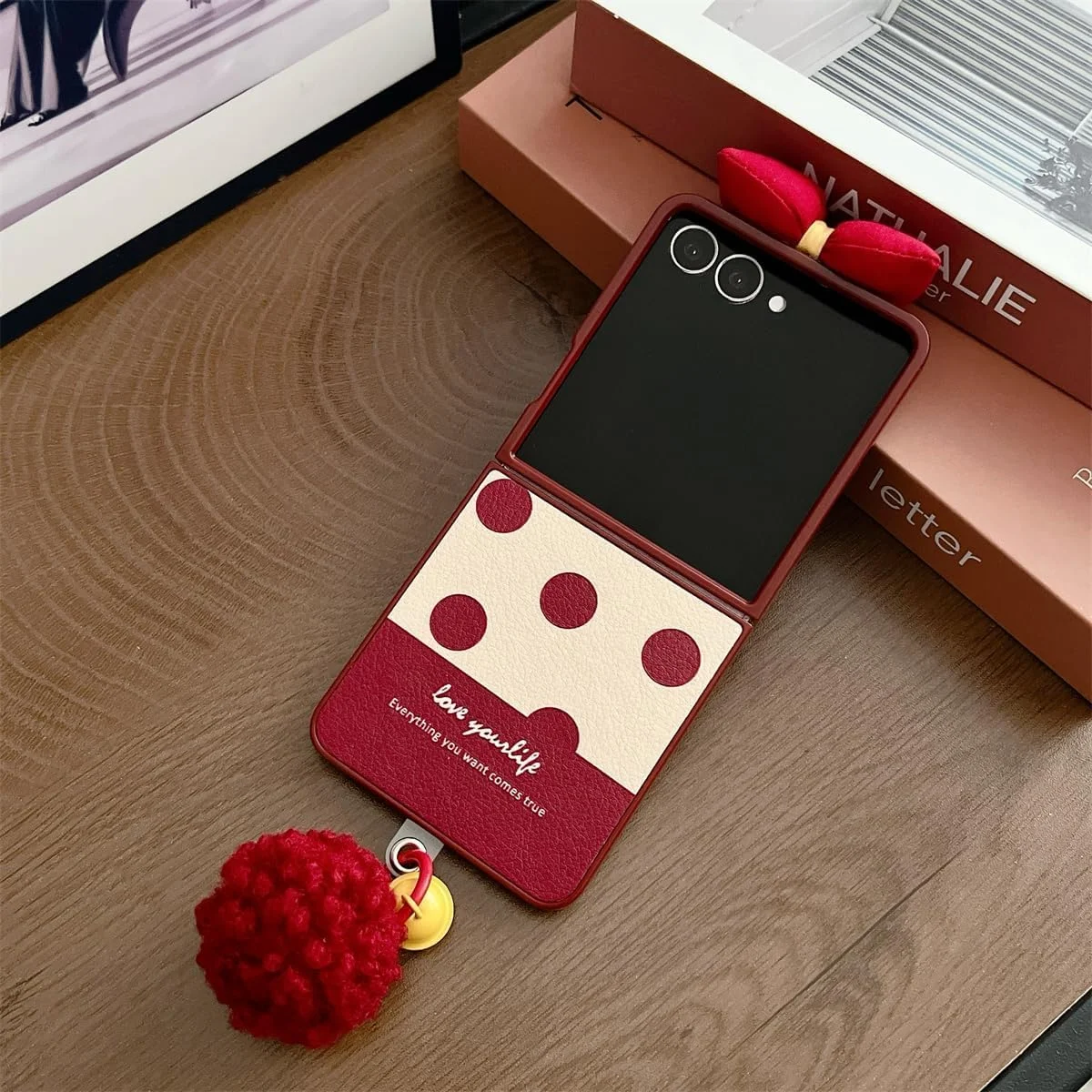 قاب گوشی زیبا برای سامسونگ گلکسی زد فلیپ 7، کاور پشتی خال خالی شیک با زنجیر مچی، محافظت ضد ضربه، هدیه ایده آل امارات و عربستان سعودی برای زنان و مردان، عرضه 2025 (مشکی)