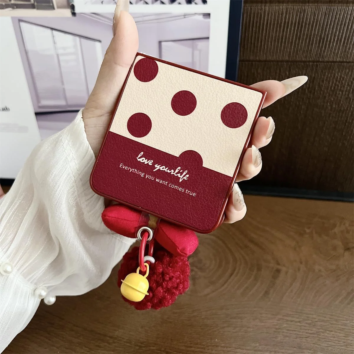 قاب گوشی زیبا برای سامسونگ گلکسی زد فلیپ 7، کاور پشتی خال خالی شیک با زنجیر مچی، محافظت ضد ضربه، هدیه ایده آل امارات و عربستان سعودی برای زنان و مردان، عرضه 2025 (مشکی)