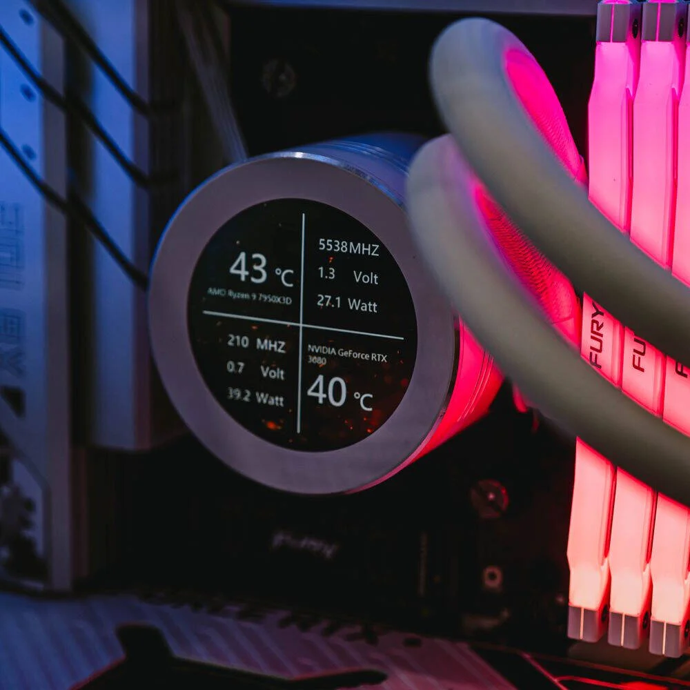 خنک کننده مایع پردازنده DarkFlash Nebula DN240S، رادیاتور 240 میلی‌متری، 2 عدد فن 240 میلی‌متری aRGB، صفحه نمایش 2.1 اینچی IPS، جریان هوای فن 61.7CFM، سرعت فن 1800 دور در دقیقه، سطح نویز 30dBA، بلوک آبی با پایه مسی، سفید | DN240S