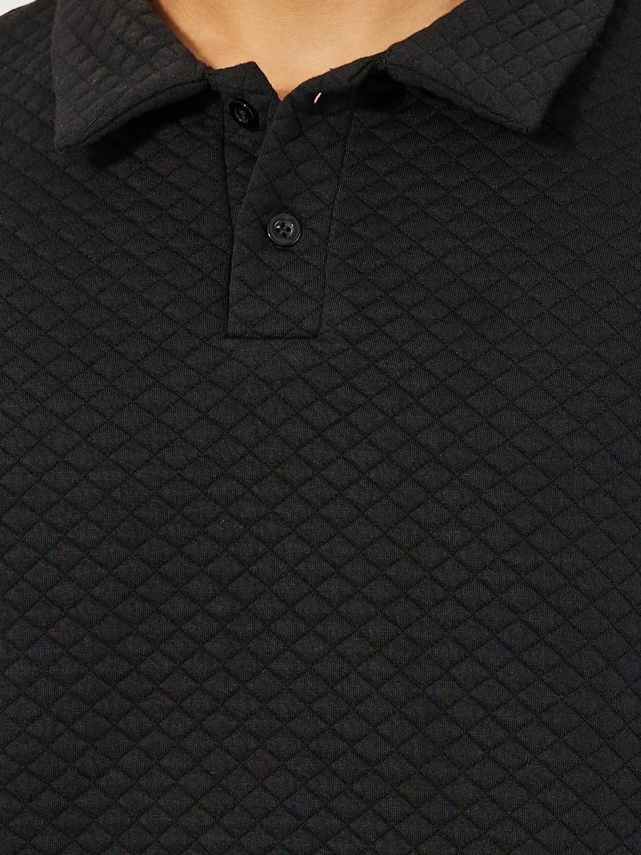 پلوور مردانه استایلی با طرح لوزی مورب و بافت دار، نیم دکمه و مدل ریلکس