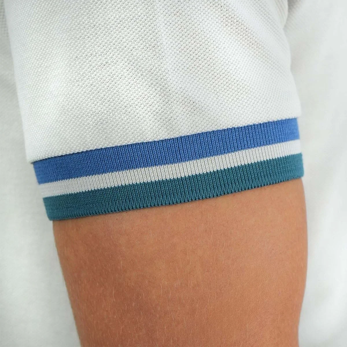 پولوشرت مردانه: مدل کلاسیک پیiqué، یقه نوک تیز، جزئیات گلدوزی شده