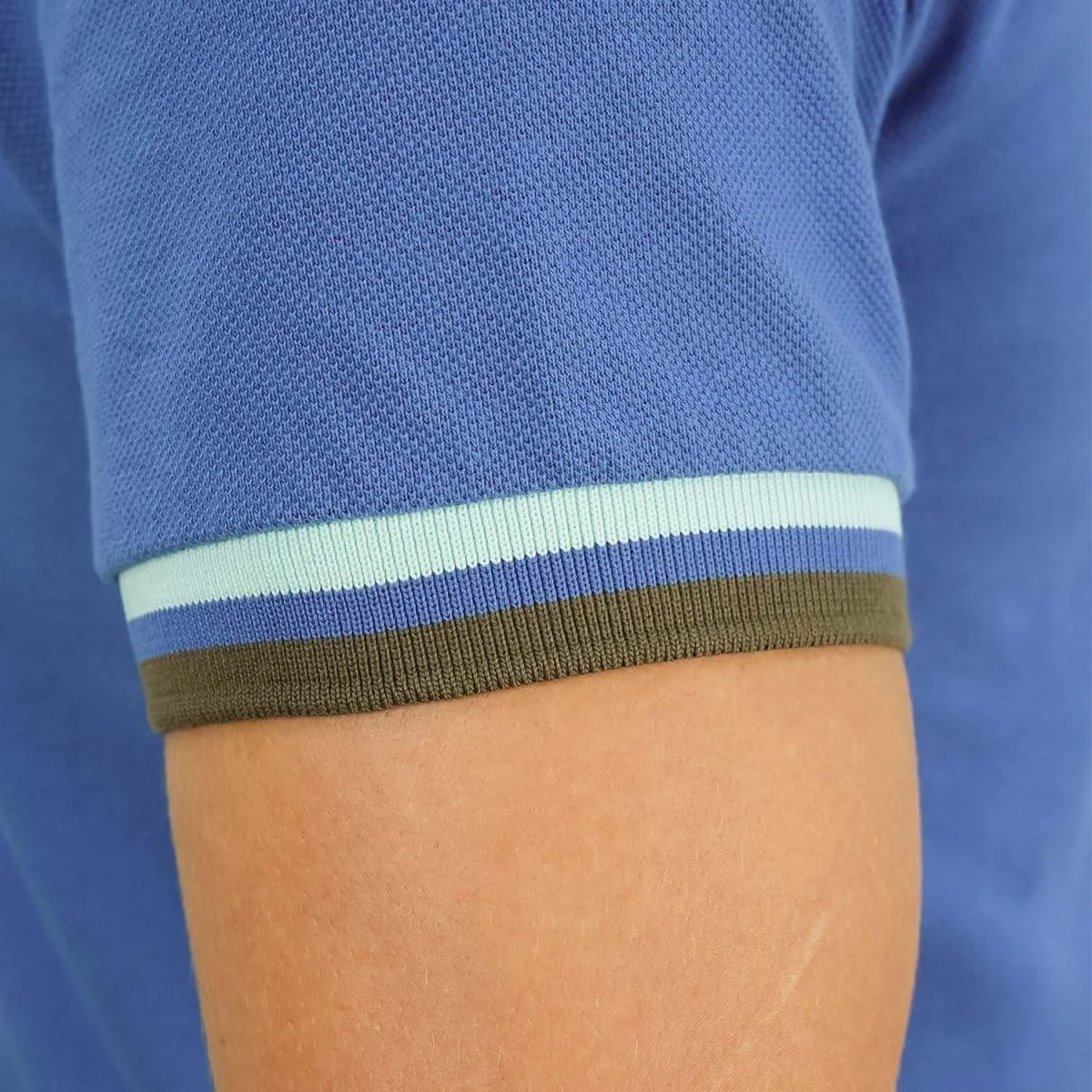 پولوشرت مردانه: مدل کلاسیک پیکوئه، یقه نوک تیز، جزئیات گلدوزی شده