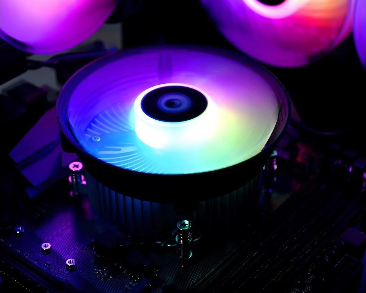 نورپردازی LED رنگین کمانی ID-COOLING DK-03i، برای خنک کننده پردازنده اینتل LGA1150/1151/1155/1156 100W، فن PWM با جریان هوای بزرگ 120 میلی متری و هیت سینک آلومینیومی با عملکرد خنک کننده بالا