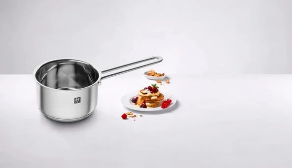 شیرجوش ۱۴ سانتی‌متری Zwilling Pico. استیل ضد زنگ ۱۸/۱۰. کفه ساندویچی SIGMA Classic مناسب برای همه اجاق‌ها. دسته‌های Stay Cool. قابل استفاده در فر