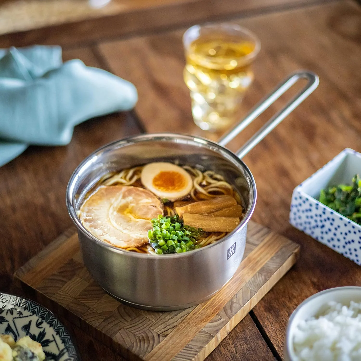 شیرجوش ۱۴ سانتی‌متری Zwilling Pico. استیل ضد زنگ ۱۸/۱۰. کفه ساندویچی SIGMA Classic مناسب برای همه اجاق‌ها. دسته‌های Stay Cool. قابل استفاده در فر