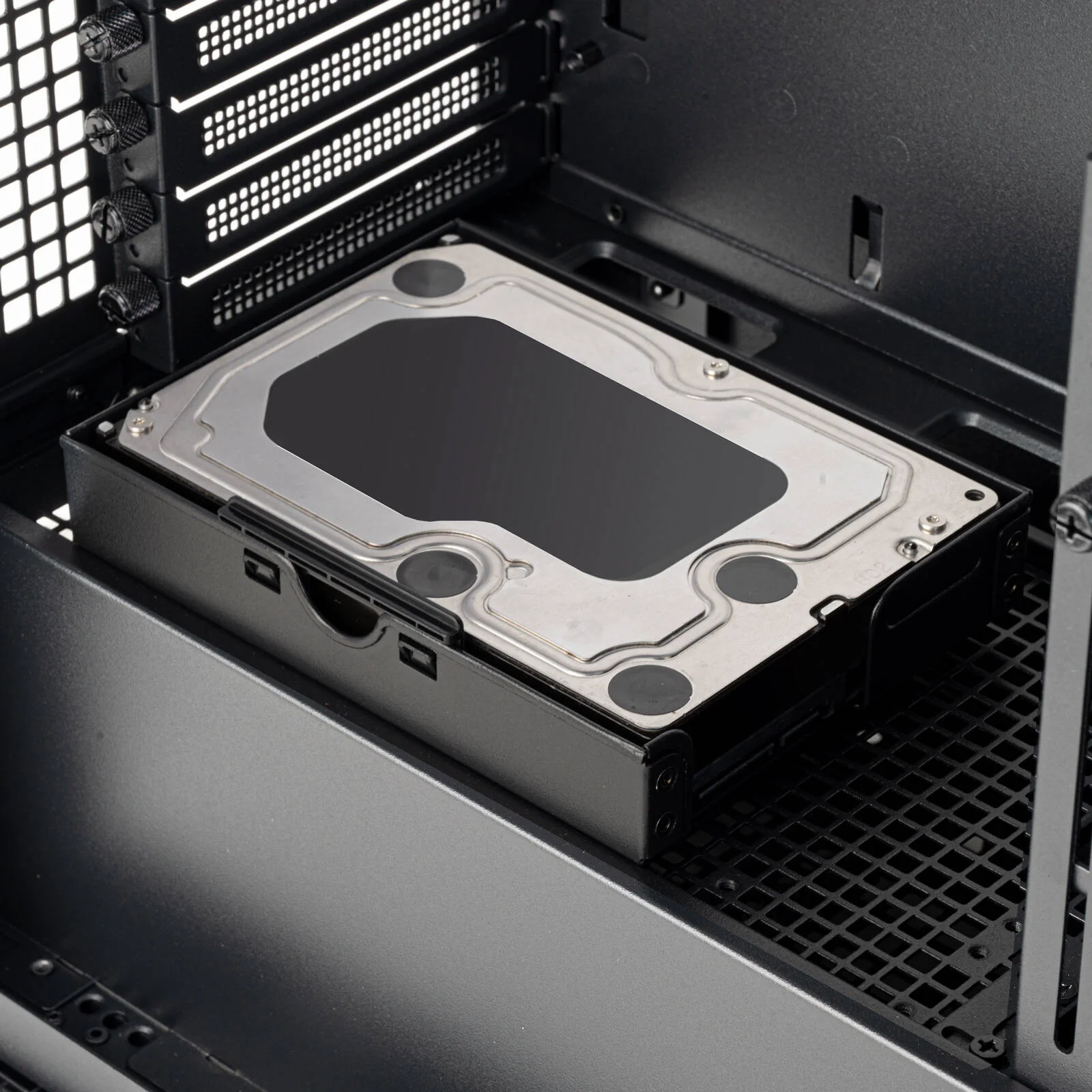 کیس ورک استیشن فول سایز SilverStone SETA H2، پشتیبانی از رادیاتور 420 میلی‌متری، 8 اسلات توسعه، 12 جایگاه داخلی 3.5 اینچی و 2 جایگاه داخلی 2.5 اینچی، پنل جلویی مشبک، جنس بدنه فولاد، مشکی | SST-SEH2-B