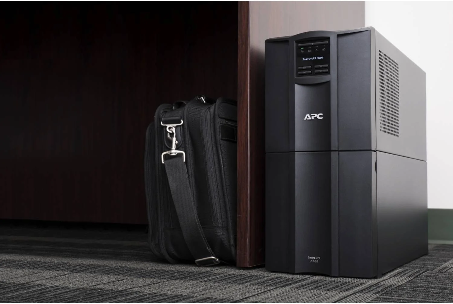 یو پی اس هوشمند APC SMT3000IC، تعاملی خطی، توان 3000 ولت آمپر، ولتاژ 230، دارای 8 خروجی IEC C13 + 2 خروجی IEC C19، پورت اتصال هوشمند + رابط اسلات هوشمند، AVR / LCD، عدم نصب رک، مشکی | SMT3000IC