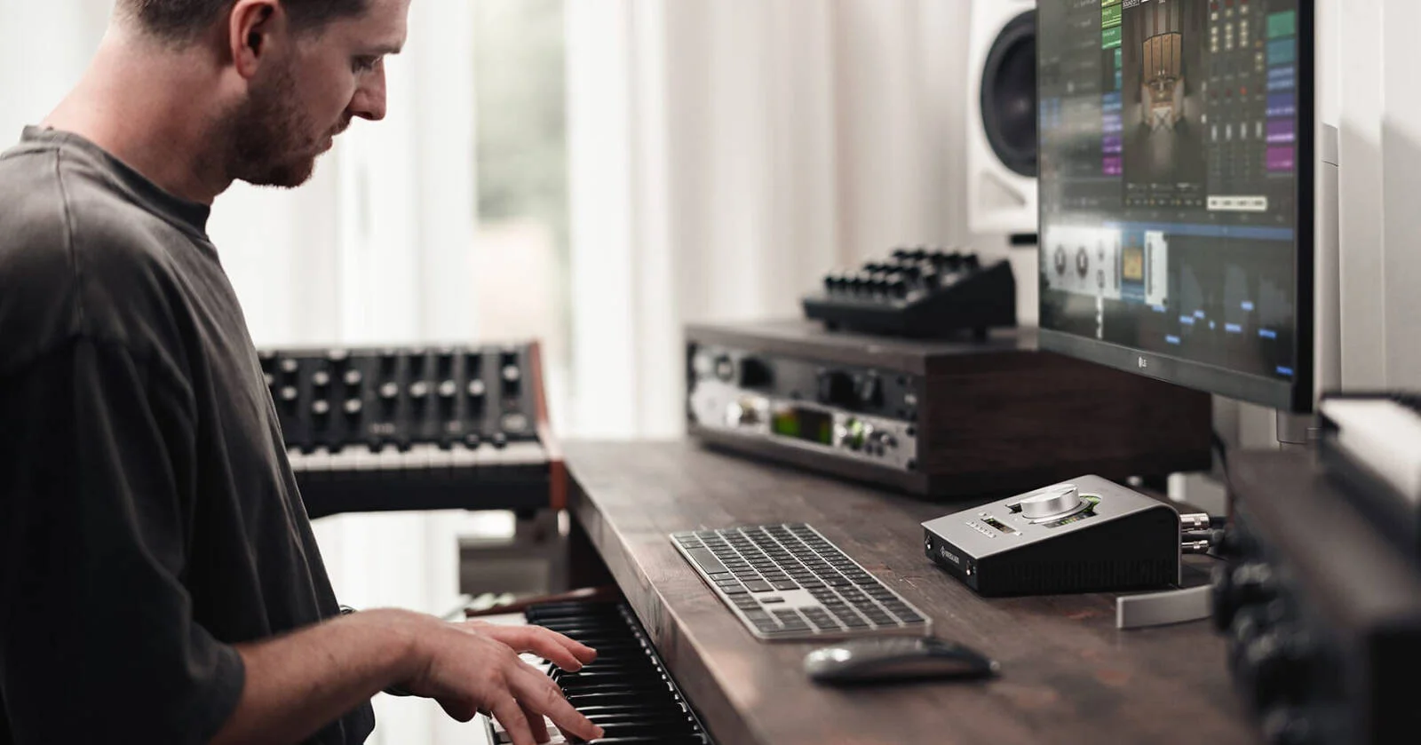 کارت صدای یونیورسال آدیو Apollo Twin X DUO Gen 2 Studio+ Edition با اتصال تاندربولت، کنترلر مانیتور یکپارچه، پری امپ های میکروفون Unison، پشتیبانی از پلاگین های UAD