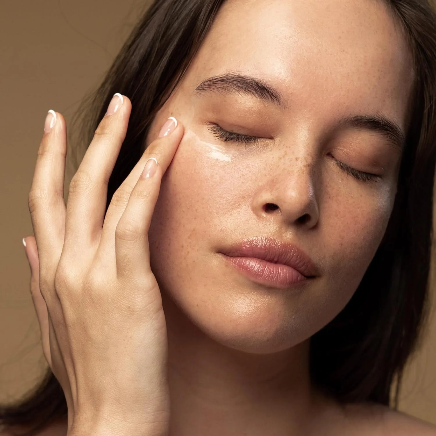 کرم دور چشم روغن دانه کیوی Antipodes – حاوی روغن دانه کیوی غنی از ویتامین C – کرم دور چشم گیاهی – مناسب خطوط ریز، پیری و پوست خشک – 30 میلی لیتر