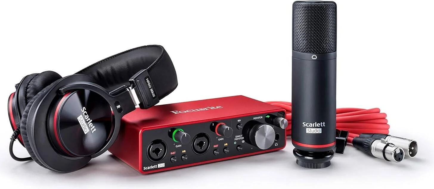 کارت صدای USB Focusrite Scarlett 2i2 Studio نسل سوم به همراه میکروفون و هدفون، میکروفون کاندنسر کاردیوئید، پری امپ میکروفون/لاین/اینسترومنت، رابط USB 2x2، USB Type-C، مشکی-قرمز | -2I2-STU-3G