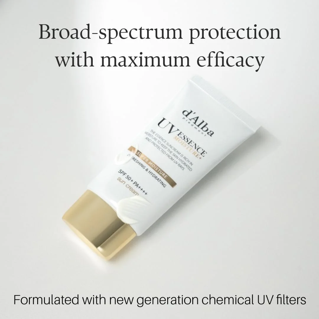 ضد آفتاب آبرسان و تسکین دهنده d'Alba Super Moisture Essence با SPF50+ PA++++، آبرسانی 100 ساعته، حاوی 50% آب برگ سنتلا آسیاتیکا، محافظت در برابر UVA و UVB، فرمول وگان 50 میلی لیتر