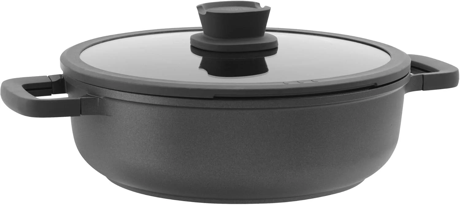 تابه سوتز برگهاف لئو استون پلاس با روکش سرامیکی نچسب، سایز 28 سانتیمتر، گنجایش 5 لیتر، به همراه درب شیشه ای، ساخته شده از آلومینیوم بازیافتی، دارای پوشش CeraGreen، فاقد مواد سمی، دسته خنک شونده، جای قاشق سیلیکونی، مناسب برای اجاق های القایی