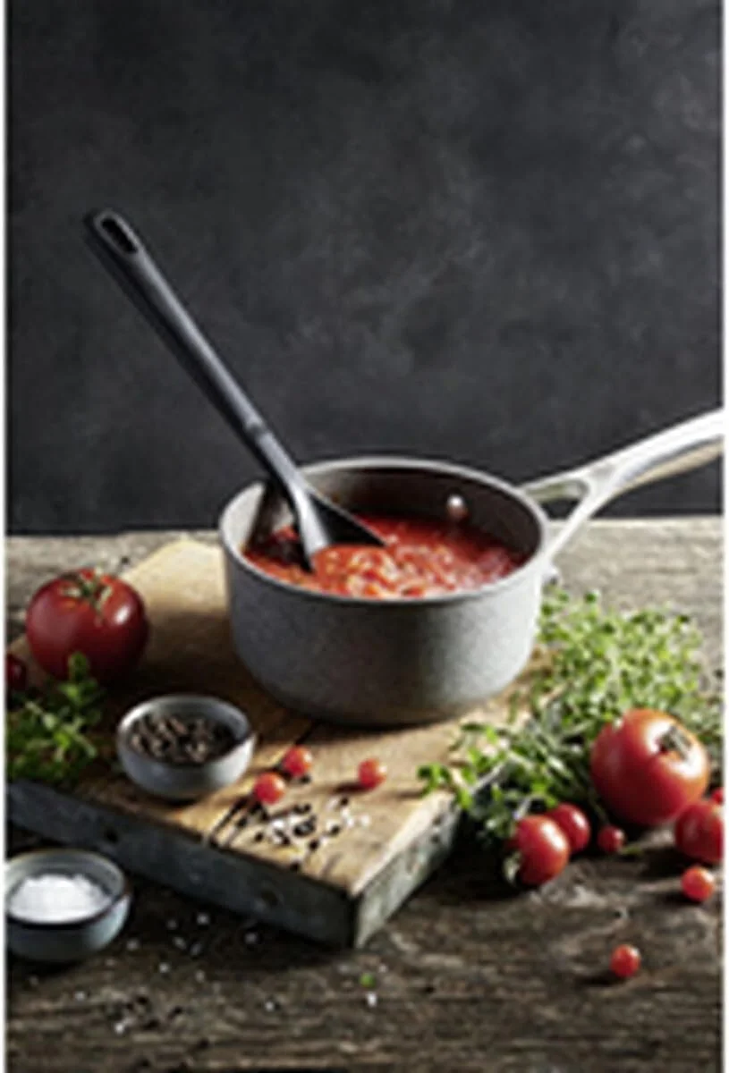 شیرجوش بالارینی سالینا گرانیتیوم، 16 سانتی متر، ساخت ایتالیا. بدنه آلومینیومی. دسته استیل ضد زنگ با قابلیت خنک ماندن. پوشش نچسب + تیتانیوم. مقاوم در برابر خراش. مناسب برای همه اجاق گازها. قابل استفاده در فر. فاقد PFOA.