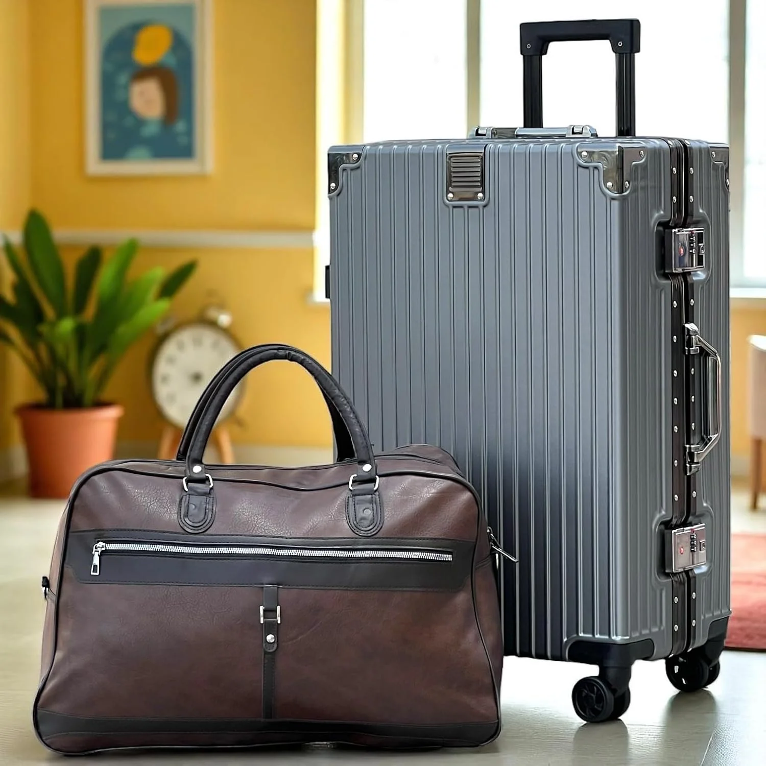 چمدان سایز متوسط با فریم آلومینیومی – چمدان 24 اینچی بدون زیپ با ظرفیت 20-25 کیلوگرم، قفل ایمن و 8 چرخ گردان – کیف دستی بادوام از جنس PU (خاکستری) چمدان سایز متوسط با فریم آلومینیومی – چمدان 24 اینچی بدون زیپ با ظرفیت 20-25 کیلوگرم، قفل ایمن و 8 چرخ گردان – کیف دستی بادوام از جنس PU (خاکستری)