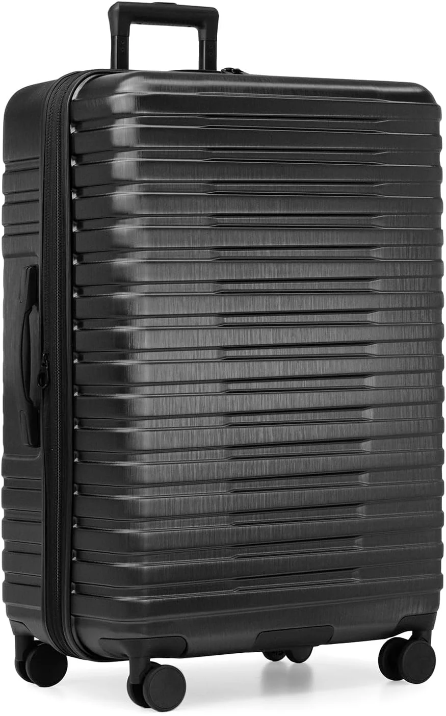 ست چمدان چرخشی سخت پوسته دو تکه U.S. Traveler Boren به گونه ای ساخته شده است که بسیار سبک و بادوام باشد. اکنون می توانید به راحتی با دسته تلسکوپی قابل افزایش همراه با چرخ های چرخشی مانور دهید. فضای داخلی کاملاً آستر شده دارای یک تقسیم کننده بند ضربدری و یک تقسیم کننده زیپی مرکزی با جیب های سازمانی خود است که به شما امکان می دهد وسایل خود را به راحتی مرتب کنید. دسته بالایی و جانبی گرفتن، برداشتن و بلند کردن چمدان را آسان می کند. چرخنده دستی دارای یک پورت USB داخلی با یک محفظه پاوربانک است تا وسایل الکترونیکی شما را در طول سفرهای طولانی شارژ نگه دارد. قسمت بیرونی سخت پوسته به گونه ای طراحی شده است که برای تمام سفرهای بارانی شما ضد آب باشد. ساختار سخت پوسته برای جذب ضربه طراحی شده است. سیستم دسته جمع شونده به شما امکان می دهد کیف خود را به راحتی مانور دهید. چرخ های چرخشی 360 درجه امکان تحرک روان و بدون زحمت را فراهم می کنند. دستگیره های بالایی و جانبی برای سهولت و راحتی در بلند کردن طراحی شده اند. دستگیره و چرخ های فرورفته برای به حداکثر رساندن ظرفیت حمل و در عین حال رعایت الزامات اندازه FFA. فضای داخلی کاملاً آستر شده با تقسیم کننده مرکزی زیپ دار. تسمه های کراوات به ایمن کردن وسایل شما کمک می کنند. باز شدن صدف چروکیده سازماندهی آسان را فراهم می کند. پورت USB داخلی روی چمدان دستی 21 اینچی با محفظه پاوربانک داخلی اتصال سریع به دستگاه الکترونیکی قابل حمل شما را برای شارژ سریع فراهم می کند. پاوربانک شامل نمی شود. ابعاد بیرونی: چمدان چرخشی 30 اینچی: 29. 5 اینچ ارتفاع x 19. 25 اینچ عرض x 12 اینچ عمق (9. 23 پوند) چمدان چرخشی 22 اینچی: 21. 5 اینچ ارتفاع x 14. 25 اینچ عرض x 9. 5 اینچ عمق (6. 48 پوند) ابعاد داخلی: چمدان چرخشی 30 اینچی: 27 اینچ ارتفاع x 18. 75 اینچ عرض x 11. 5 اینچ عمق چمدان چرخشی 22 اینچی: 19 اینچ ارتفاع x 13. 75 اینچ عرض x 9 اینچ عمق