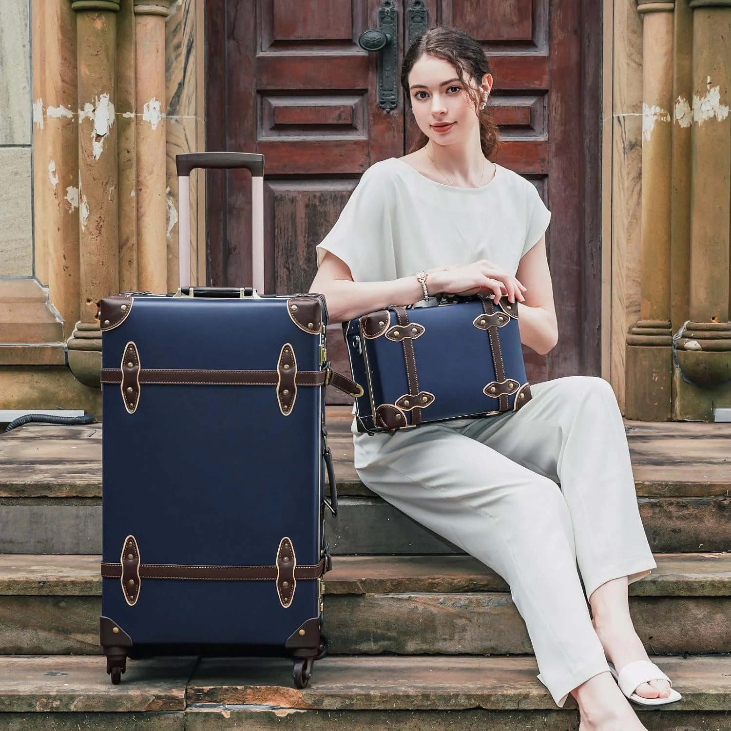 مجموعه چمدان وینتیج یورسیتی، ست چمدان چرمی رترو 2 تکه زنانه، چمدان مسافرتی شیک با چرخ های اسپینر و کیف آرایشی، چمدان صندوقی طراح دار زیبا (آبی سرمه ای تیره، 20 اینچ + 12 اینچ)