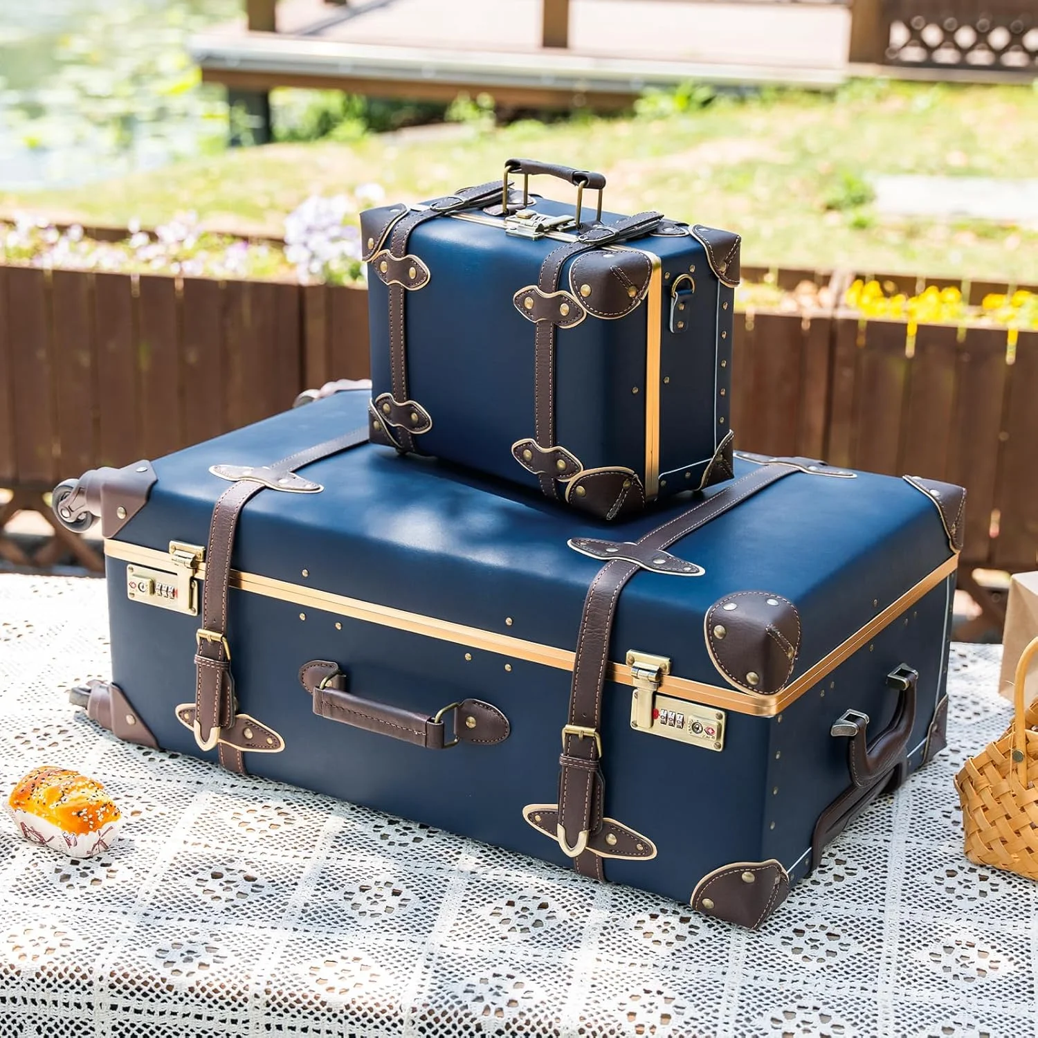 مجموعه چمدان وینتیج یورسیتی، ست چمدان چرمی رترو 2 تکه زنانه، چمدان مسافرتی شیک با چرخ های اسپینر و کیف آرایشی، چمدان صندوقی طراح دار زیبا (آبی سرمه ای تیره، 20 اینچ + 12 اینچ)