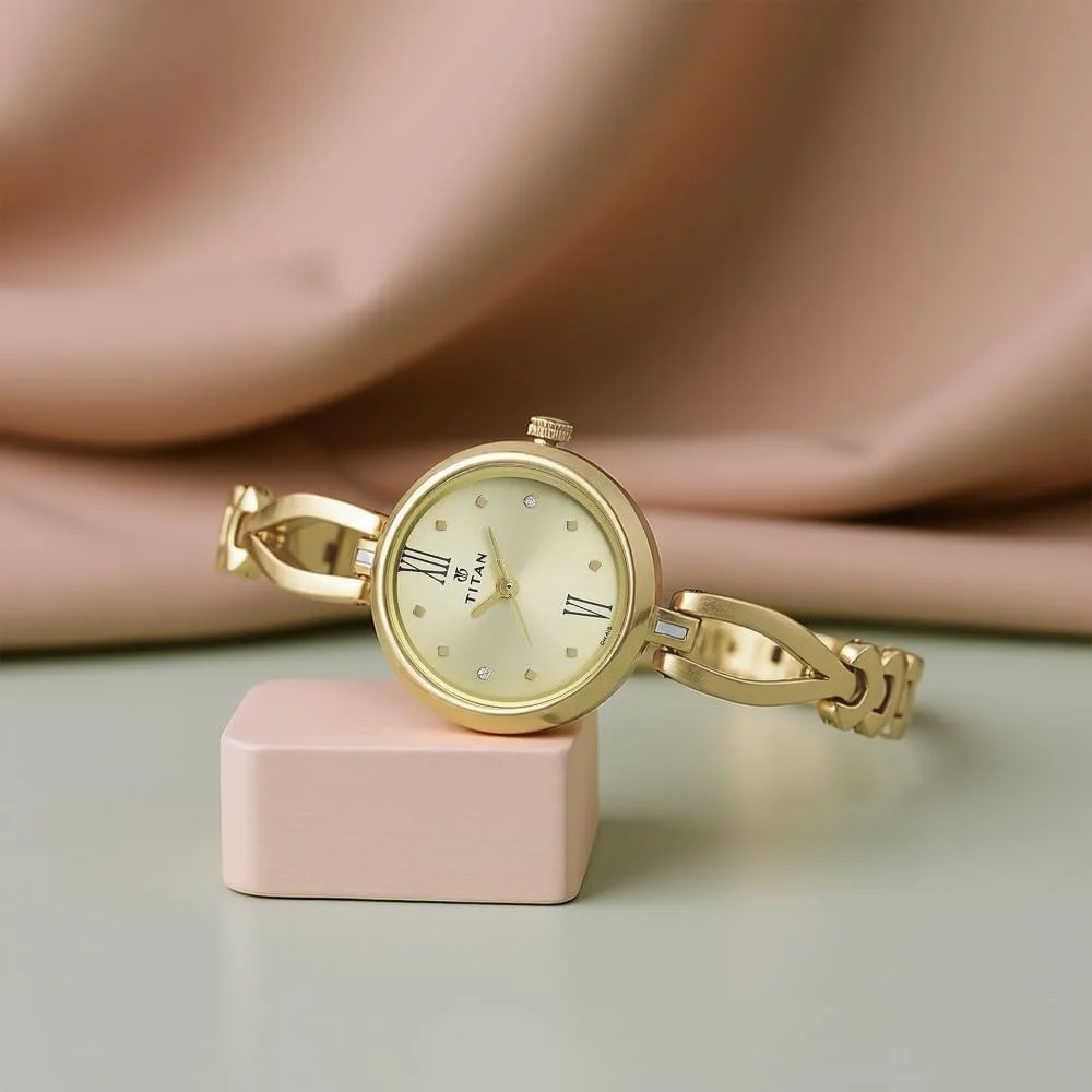 ساعت مچی آنالوگ تایتان کارিশما مدل گرد زنانه