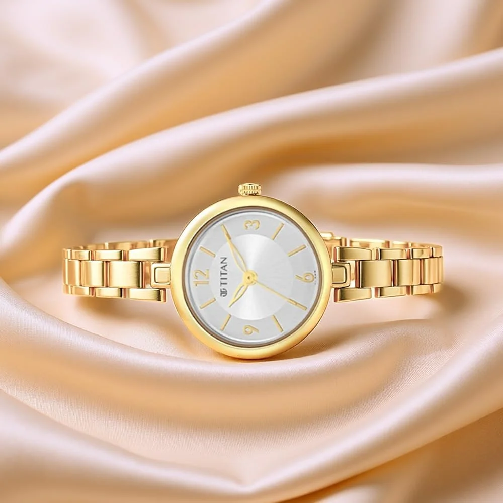 ساعت مچی آنالوگ زنانه تایتان کاریسما با صفحه گرد نقره ای و بند فلزی طلایی - 2598YM04
