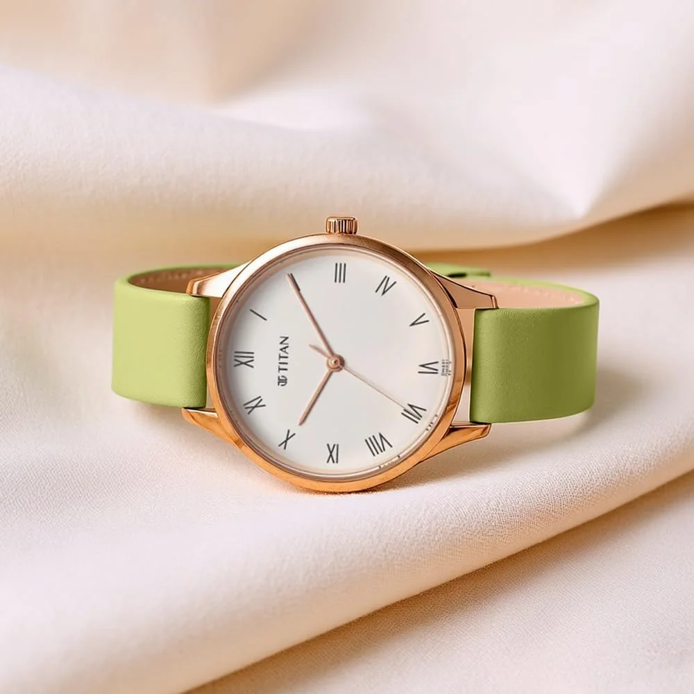 ساعت مچی عقربه ای زنانه تایتان با صفحه سفید، رنگ سبز روشن، مدرن