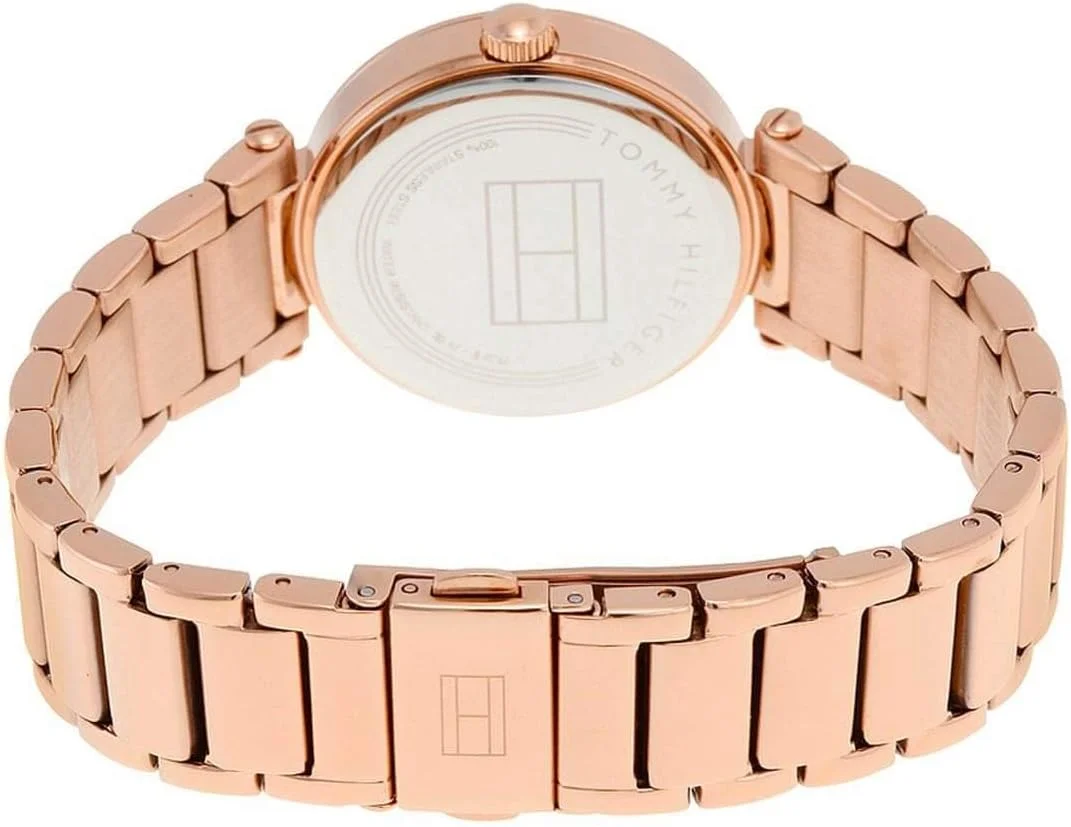 ساعت مچی زنانه تامی هیلفیگر مدل LYNN با صفحه نقره ای و سفید، بدنه استیل با روکش رزگلد و نگین ساعت مچی زنانه تامی هیلفیگر مدل LYNN با صفحه نقره ای و سفید، بدنه استیل با روکش رزگلد و نگین