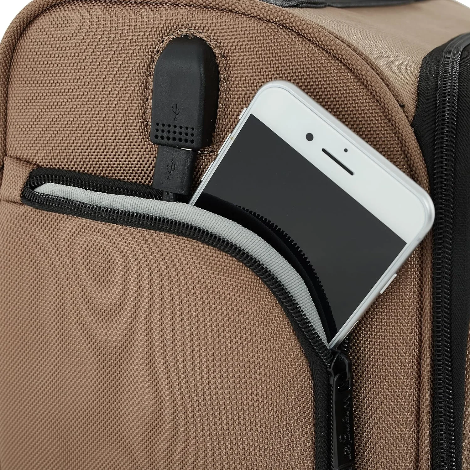 چمدان کابین سایز ورنگلر ۱۷.۵ اینچی اسپینر ۴ چرخ با پورت USB جانبی، موکا