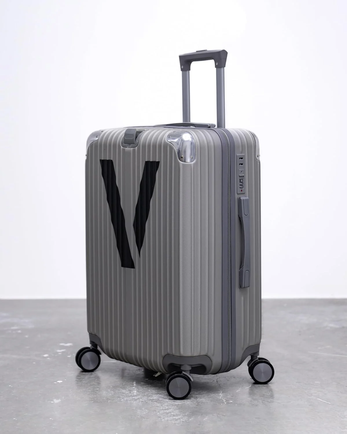 چمدان چرخشی بدنه سخت - سایز 24 اینچ (63 سانتی‌متر)، جنس: ABS، نقره‌ای